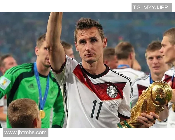 克洛泽足球明星相框画展现传奇风采与激情瞬间