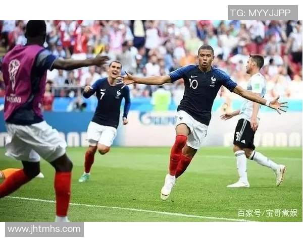 谁是那个穿着9号球衣的足球明星让人心驰神往